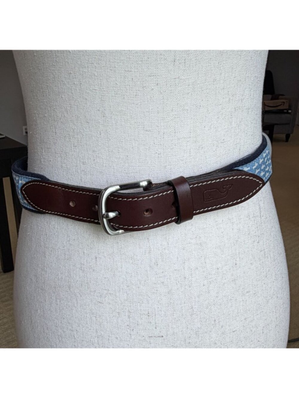 Vineyard Vines Belt Size 28 Blue Fish Pattern Canvas Leather Trim Whale Logo - Picture 2 of 8